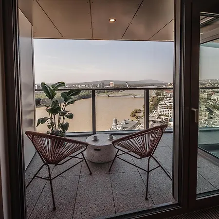 Premium Suite, River & Old Town View,free Parking Apartment