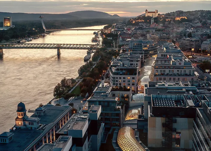 Premium Suite, River&old Town View,free Parking Apartament Bratislava