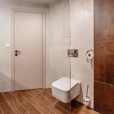 Premium Suite, River&old Town View,free Parking Apartment