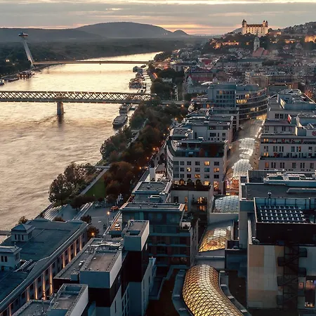 Premium Suite, River&old Town View,free Parking Apartment Pressburg